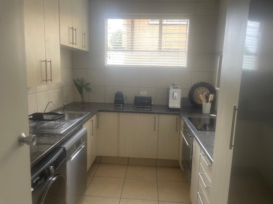 To Let 2 Bedroom Property for Rent in Illovo Gauteng