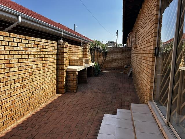 To Let 3 Bedroom Property for Rent in New Redruth Gauteng