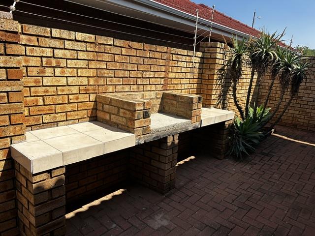 To Let 3 Bedroom Property for Rent in New Redruth Gauteng