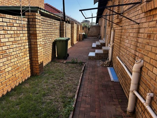 To Let 3 Bedroom Property for Rent in New Redruth Gauteng