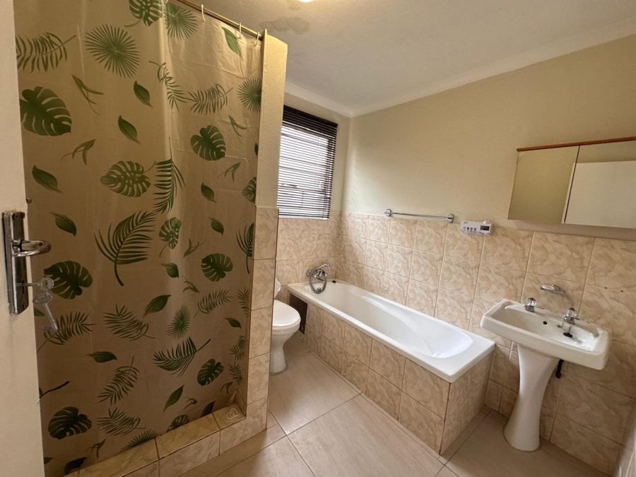 To Let 2 Bedroom Property for Rent in Weltevreden Park Gauteng