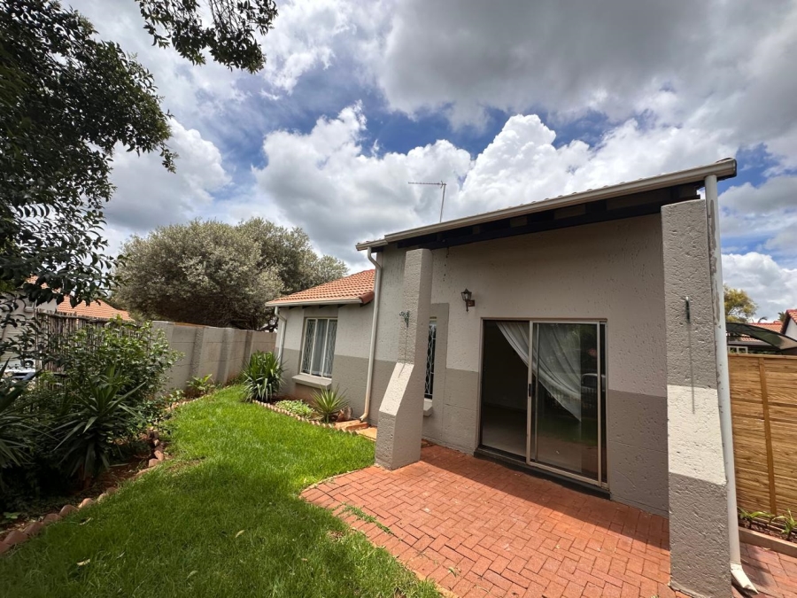 To Let 2 Bedroom Property for Rent in Weltevreden Park Gauteng