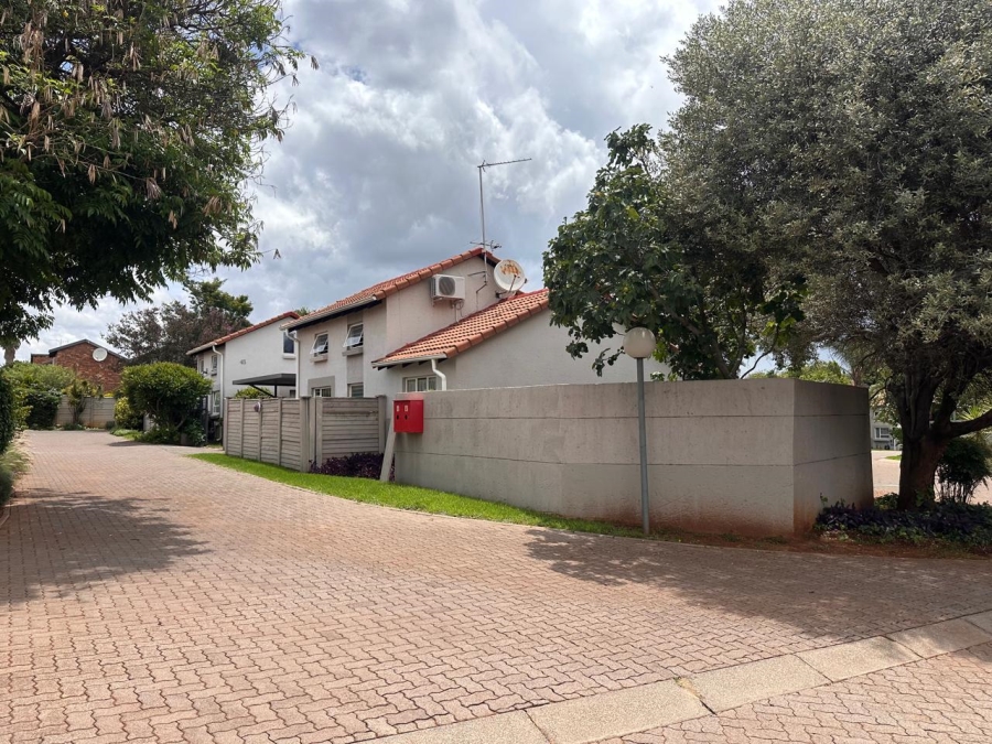 To Let 2 Bedroom Property for Rent in Weltevreden Park Gauteng