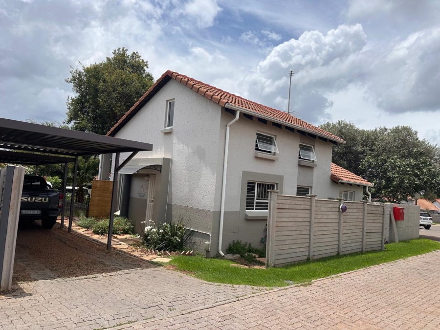 To Let 2 Bedroom Property for Rent in Weltevreden Park Gauteng