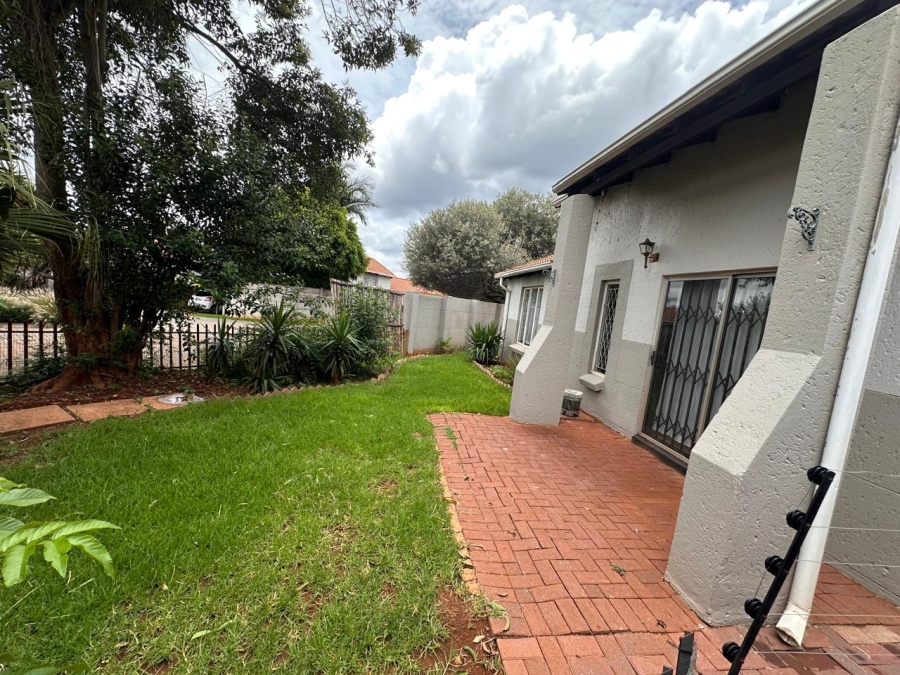 To Let 2 Bedroom Property for Rent in Weltevreden Park Gauteng