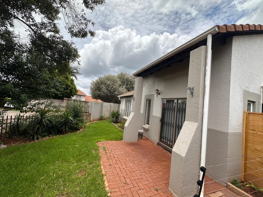 To Let 2 Bedroom Property for Rent in Weltevreden Park Gauteng