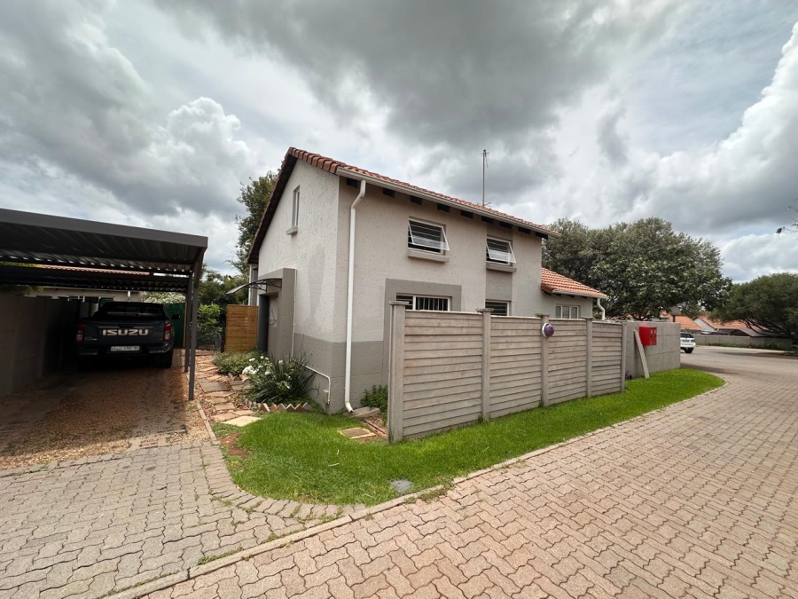 To Let 2 Bedroom Property for Rent in Weltevreden Park Gauteng