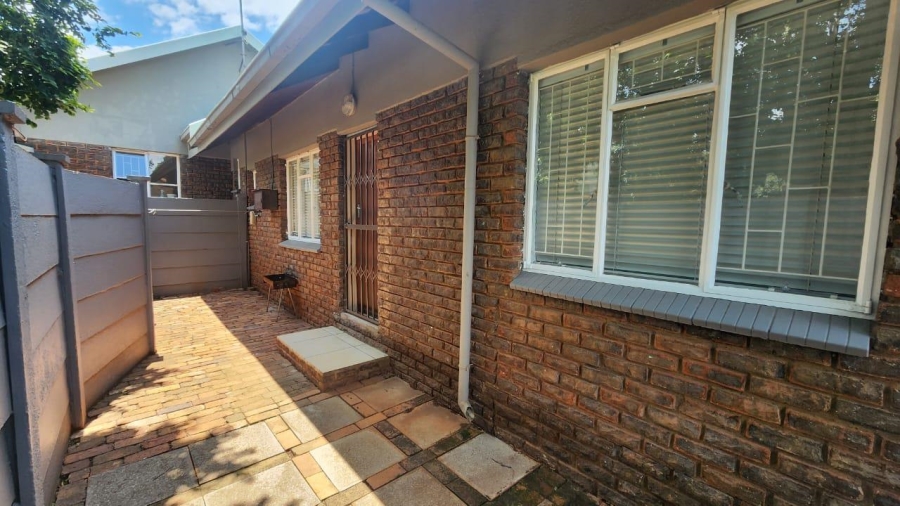 1 Bedroom Property for Sale in Eldoraigne Gauteng