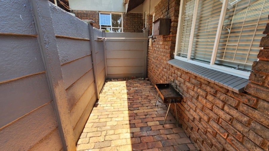 1 Bedroom Property for Sale in Eldoraigne Gauteng