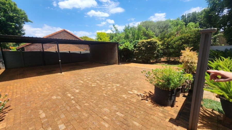 1 Bedroom Property for Sale in Eldoraigne Gauteng