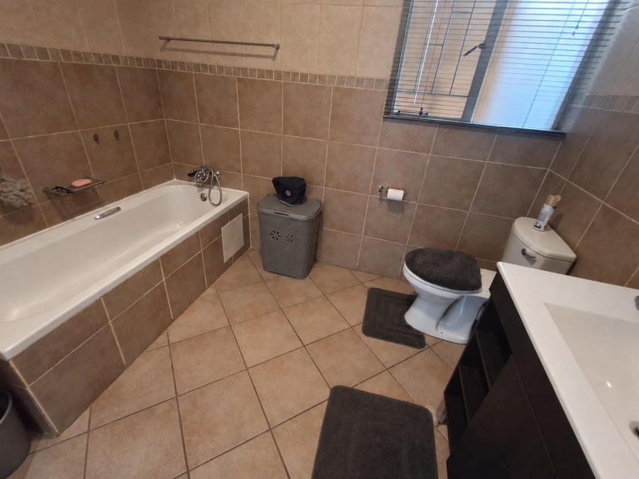 4 Bedroom Property for Sale in Amberfield Gauteng