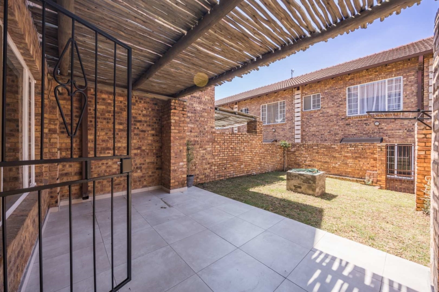 To Let 2 Bedroom Property for Rent in Silver Lakes Gauteng