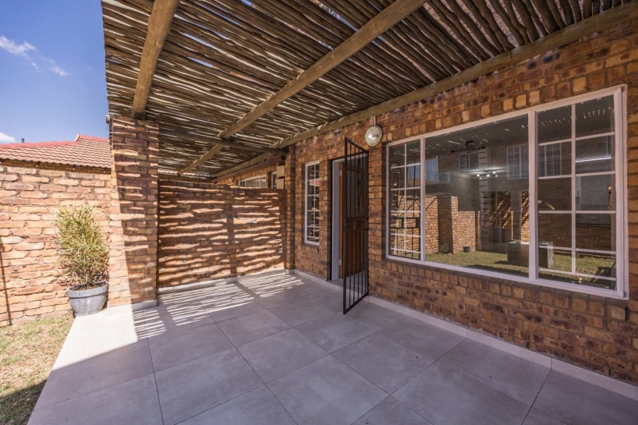 To Let 2 Bedroom Property for Rent in Silver Lakes Gauteng