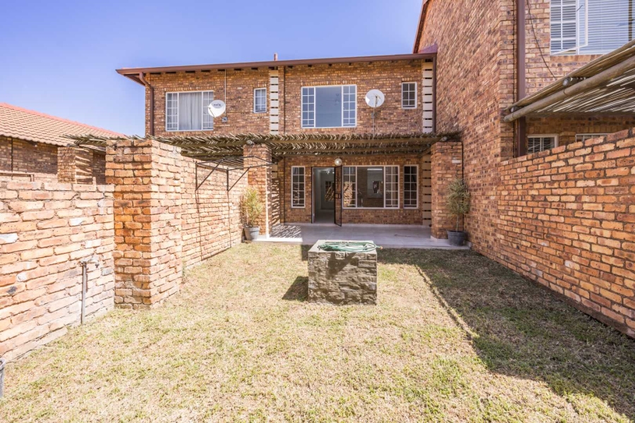 To Let 2 Bedroom Property for Rent in Silver Lakes Gauteng