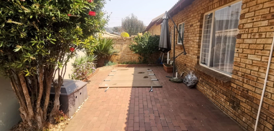 3 Bedroom Property for Sale in New Redruth Gauteng