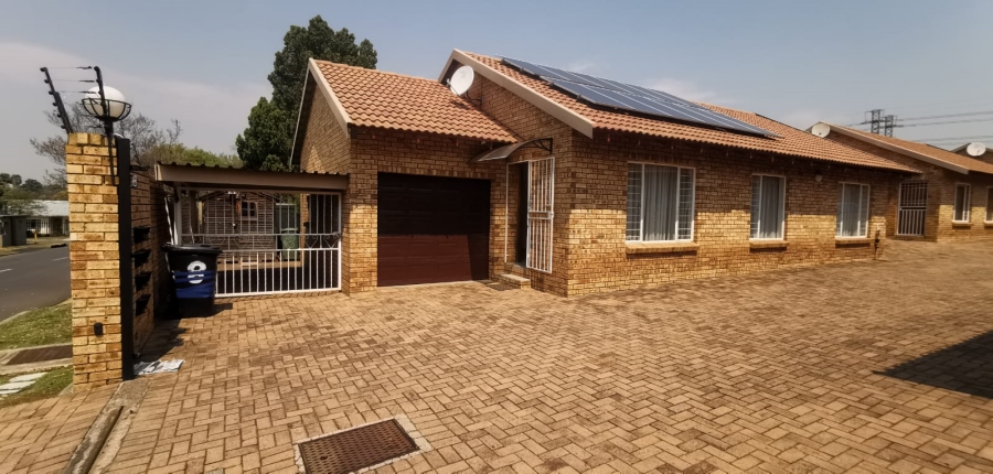 3 Bedroom Property for Sale in New Redruth Gauteng