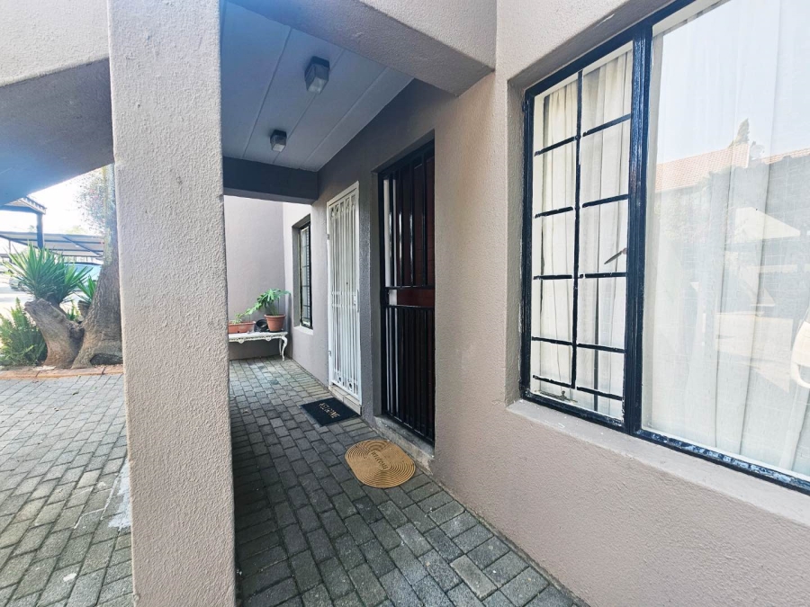 2 Bedroom Property for Sale in Radiokop Gauteng