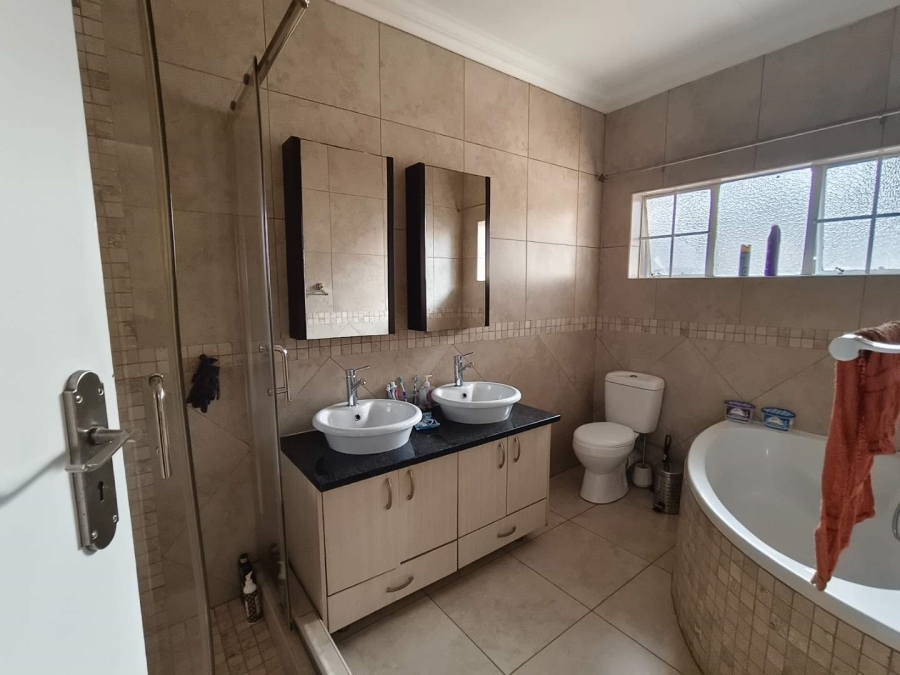 To Let 3 Bedroom Property for Rent in Linden Gauteng
