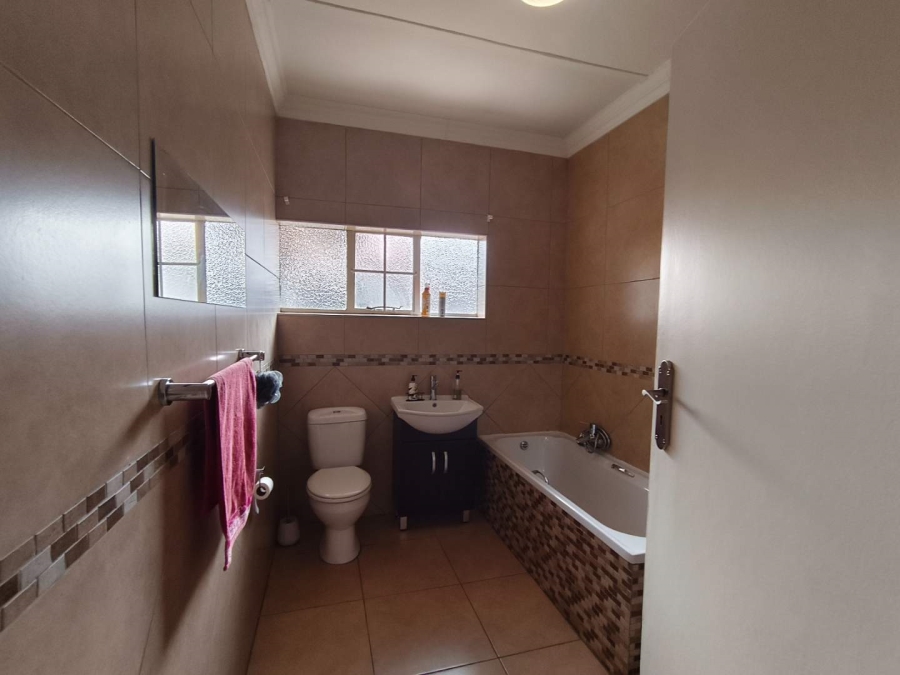 To Let 3 Bedroom Property for Rent in Linden Gauteng