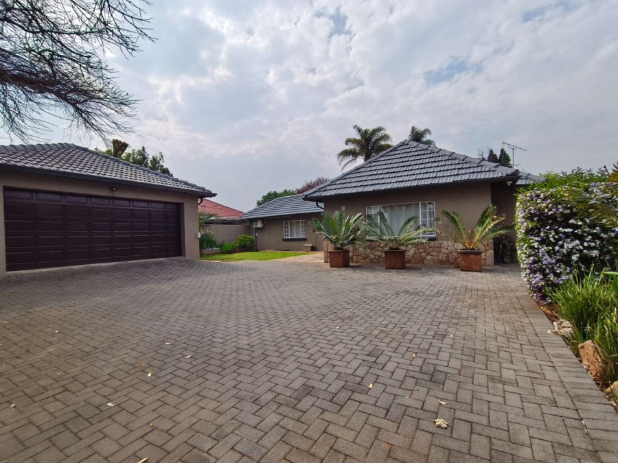To Let 3 Bedroom Property for Rent in Linden Gauteng