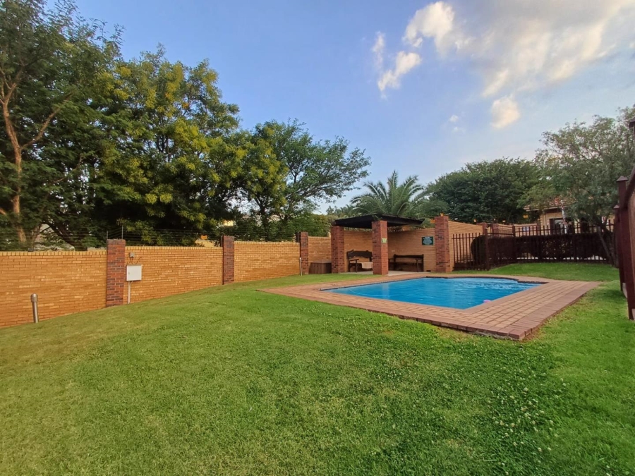 To Let 2 Bedroom Property for Rent in Honeydew Grove Gauteng