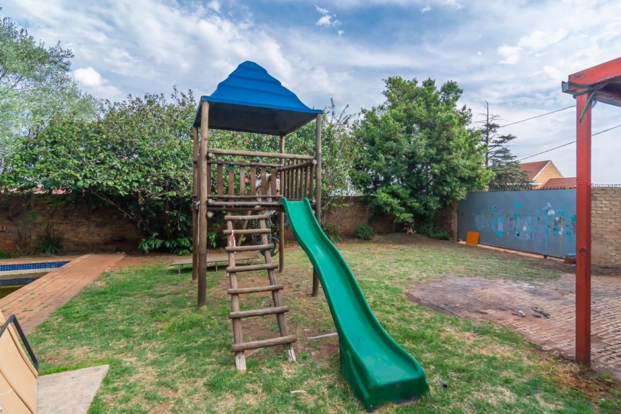 5 Bedroom Property for Sale in Florida Gauteng