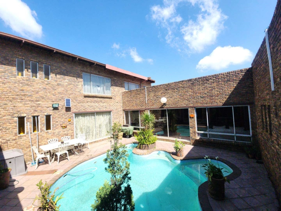 9 Bedroom Property for Sale in Lakefield Gauteng