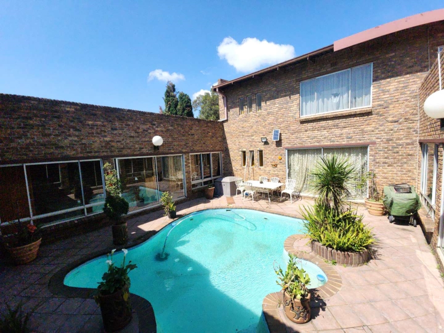 9 Bedroom Property for Sale in Lakefield Gauteng