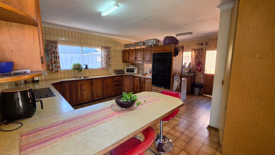 9 Bedroom Property for Sale in Lakefield Gauteng