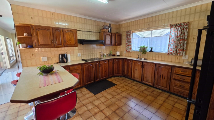 9 Bedroom Property for Sale in Lakefield Gauteng