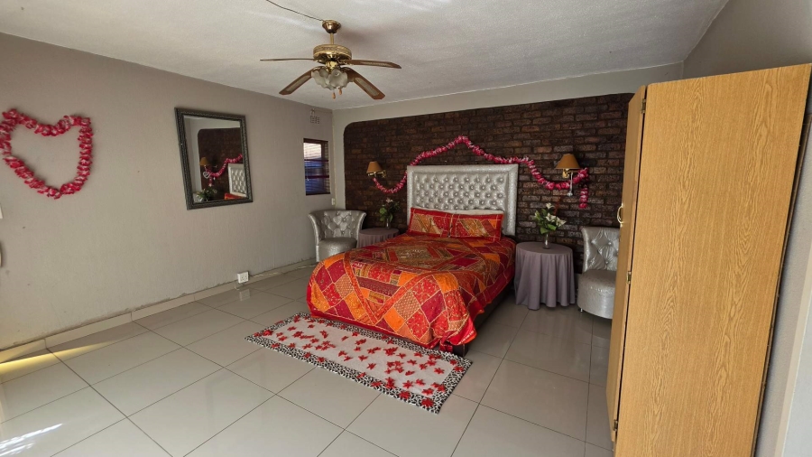 9 Bedroom Property for Sale in Lakefield Gauteng