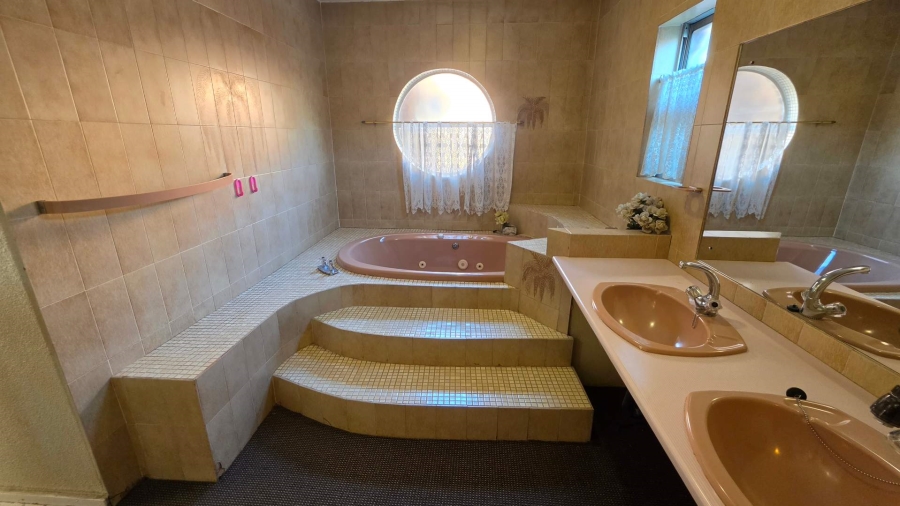 9 Bedroom Property for Sale in Lakefield Gauteng