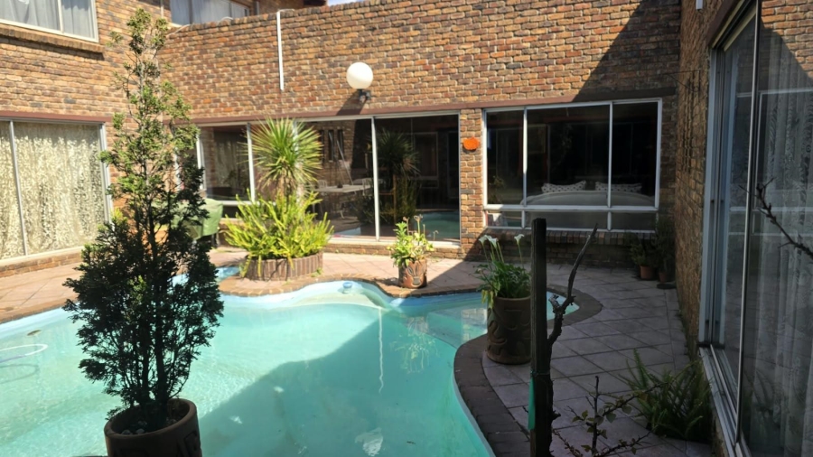 9 Bedroom Property for Sale in Lakefield Gauteng