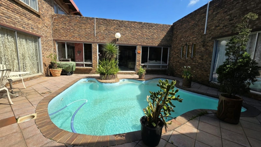 9 Bedroom Property for Sale in Lakefield Gauteng