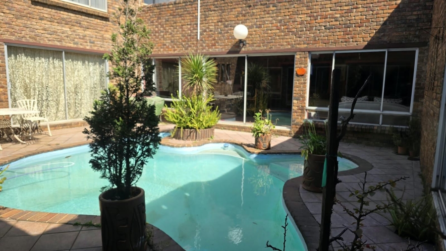 9 Bedroom Property for Sale in Lakefield Gauteng