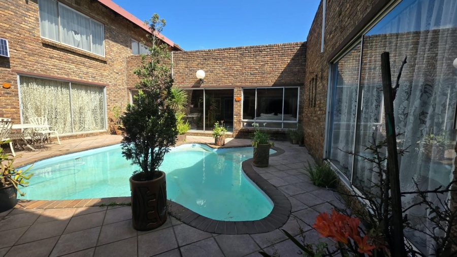 9 Bedroom Property for Sale in Lakefield Gauteng