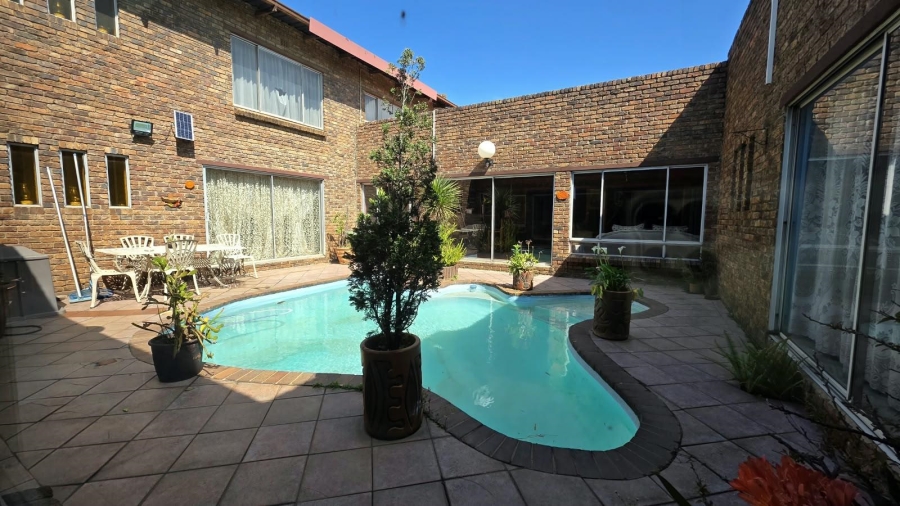 9 Bedroom Property for Sale in Lakefield Gauteng