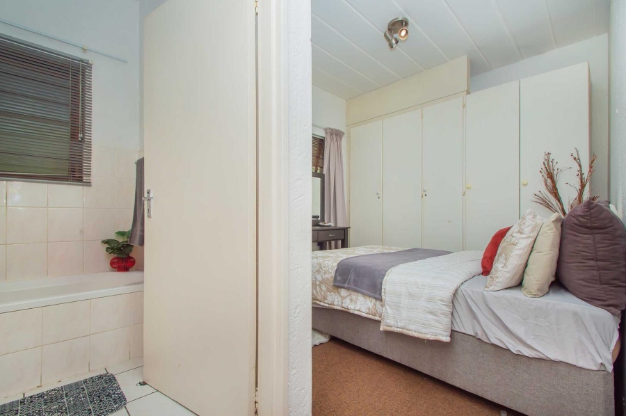 1 Bedroom Property for Sale in Constantia Kloof Gauteng