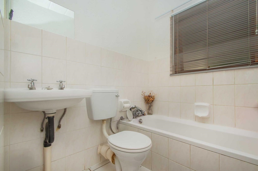 1 Bedroom Property for Sale in Constantia Kloof Gauteng