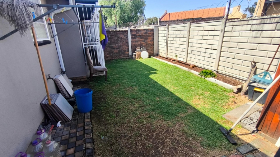 1 Bedroom Property for Sale in Albertsdal Gauteng