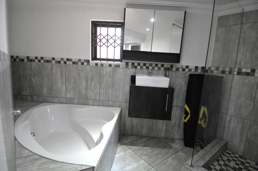To Let Commercial Property for Rent in Menlo Park Gauteng
