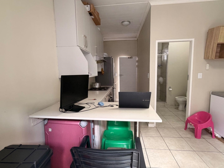 To Let 1 Bedroom Property for Rent in Grand Central Gauteng