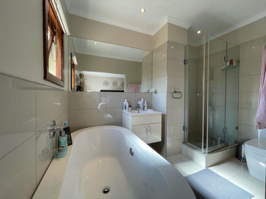 To Let 3 Bedroom Property for Rent in Illovo Gauteng