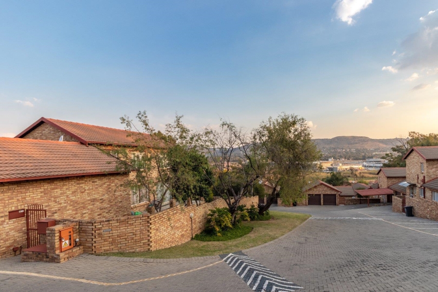 3 Bedroom Property for Sale in Wilgeheuwel Gauteng