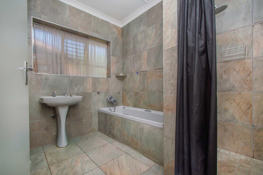 5 Bedroom Property for Sale in Blairgowrie Gauteng
