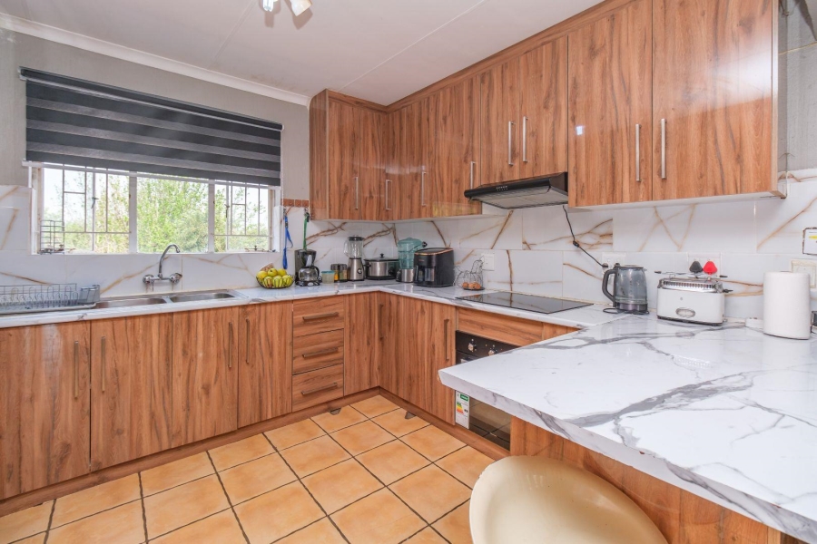 3 Bedroom Property for Sale in Die Hoewes Gauteng