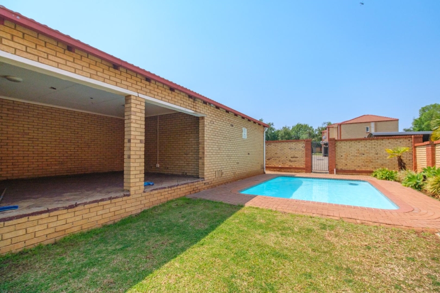 3 Bedroom Property for Sale in Die Hoewes Gauteng