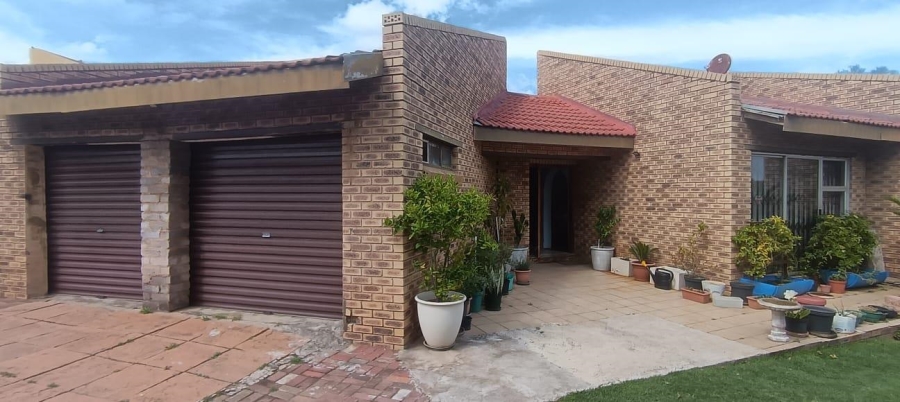 4 Bedroom Property for Sale in Crystal Park Gauteng