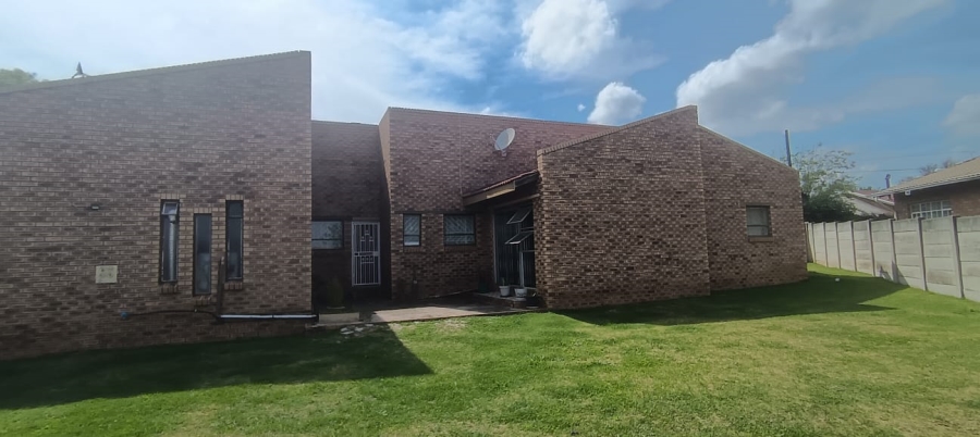 4 Bedroom Property for Sale in Crystal Park Gauteng