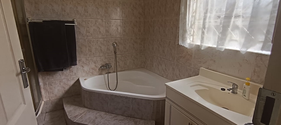 4 Bedroom Property for Sale in Crystal Park Gauteng